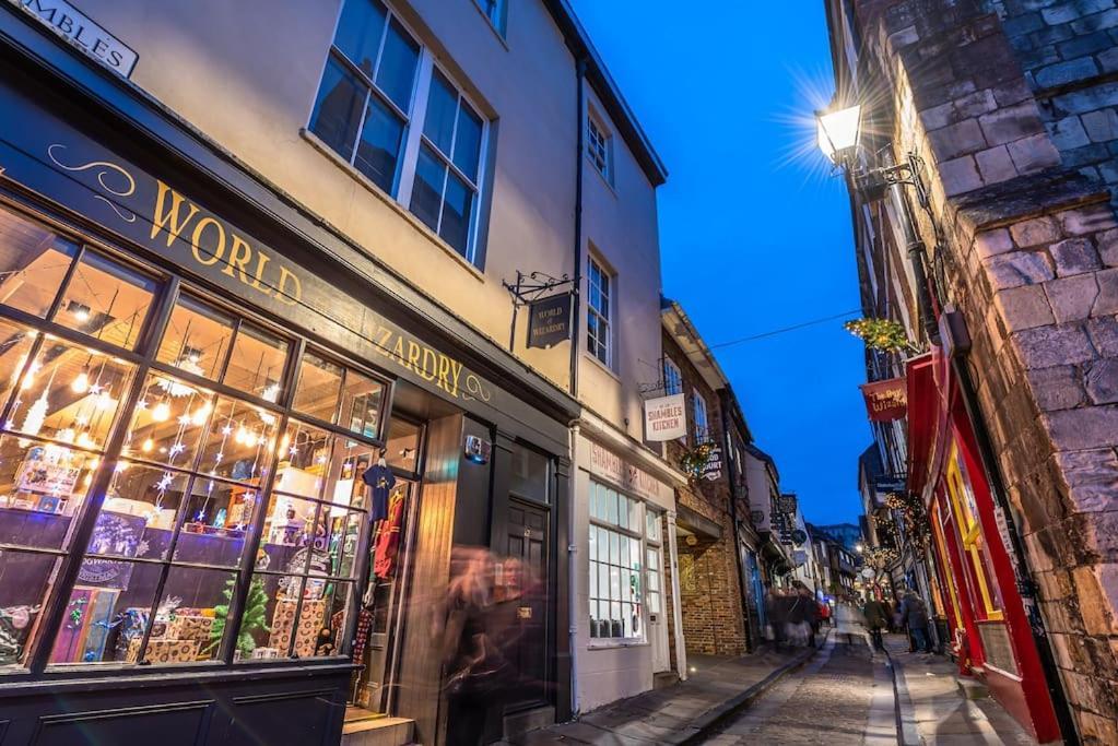 Luxury Apartment Opposite The Shambles York Extérieur photo